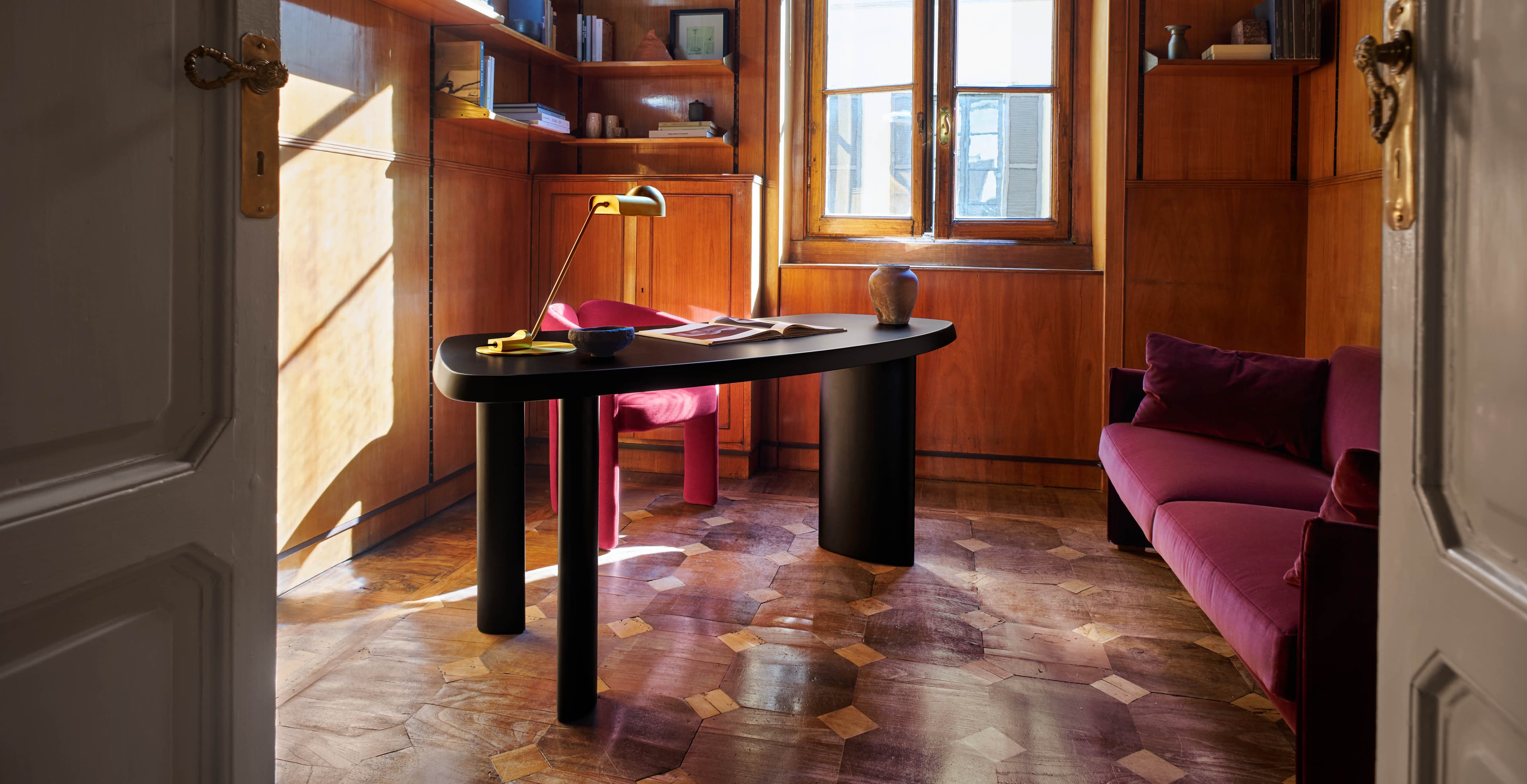 Petit bureau en forme libre